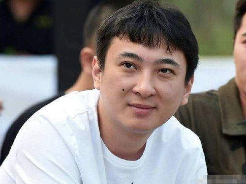 娱乐圈吃瓜男生是谁,吃瓜男生竟是这位神秘人物！  第3张